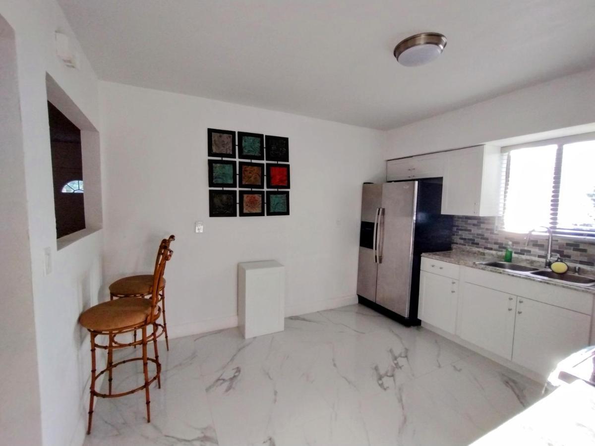 نورث ميامي بيتش Cheerful 3-Bedroom Home /Ac+ Free Parking المظهر الخارجي الصورة